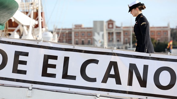 Prinzessin Leonor geht an Bord des Schulschiffs „Juan Sebastián de Elcano“.