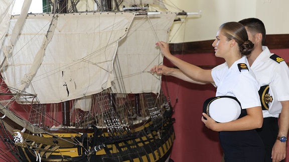 Prinzessin Leonor fasst ein Segelschiffsmodel an.
