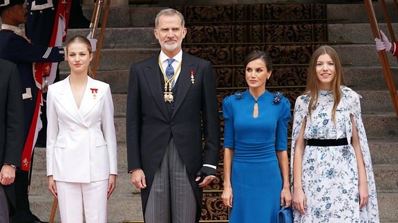 König Felipe VI. und Königin Letizia sowie die Prinzessinnen Sofia und Prinzessin von Asturien Leonor de Borbón während der Zeremonie zum Verfassungsgelöbnis Jura de la Constitucion in Madrid.