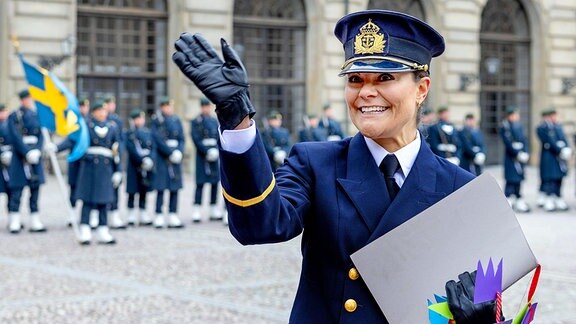 Kronprinzessin Victoria von Sweden winkt während einer Militärparade anlässlich ihres Namenstages in die Menge