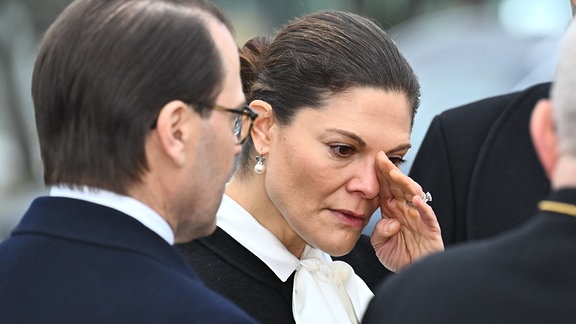 Kronprinzessin Victoria von Schweden wischt sich Tränen aus dem Gesicht.