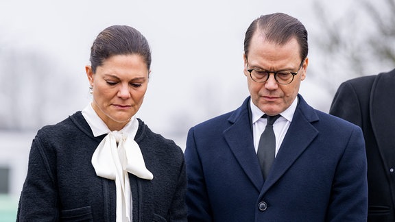 Kronprinzessin Victoria und Prinz Daniel von Schweden senken trauernd ihre Blicke.
