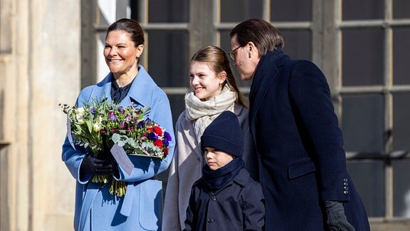 Gruppenfoto der schwedischen Royals: Kronprinzessin Victoria, Prinz Daniel, Prinzessin Estelle und Prinz Oscar von Schweden