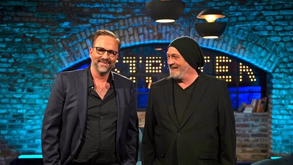 Torsten Sträter (r), Comedian und Moderator der Comedy-Show "Sträter", und sein Gast Kurt Krömer, Comedian