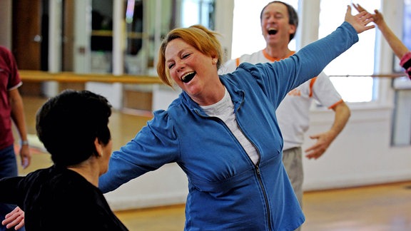Vicki Orgill (Mitte) beim Lach-Yoga-Seminar in Laguna Beach