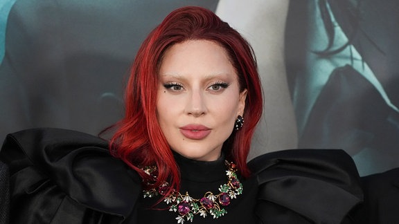 Musikerin und Schauspielerin Lady Gaga mit Schmuck und schwarzem Abendkleid