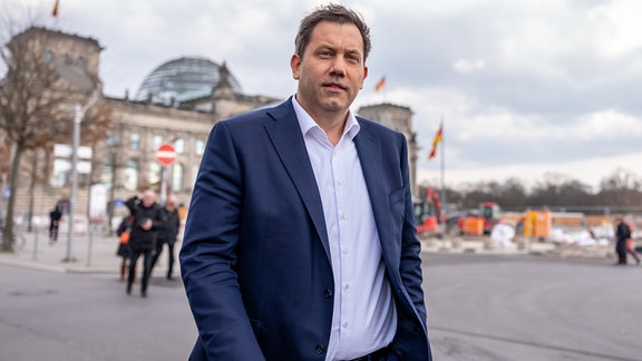 Lars Klingbeil, SPD-Fraktionsvorsitzender und Bundesvorsitzender, vor dem Reichstagsgebäude