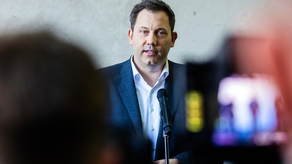 Lars Klingbeil, SPD-Fraktions- und Bundesvorsitzender, gibt vor Beginn der Fortsetzung der Koalitionsverhandlungen von Union und SPD ein Statement.