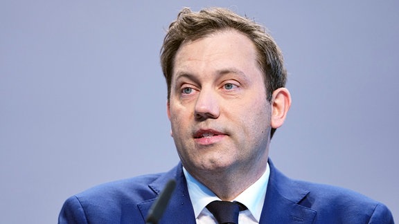 Lars Klingbeil, SPD-Bundesvorsitzender, spricht bei einer Pressekonferenz der Parteivorsitzenden von Union und SPD zur Vorstellung des Koalitionsvertrages.