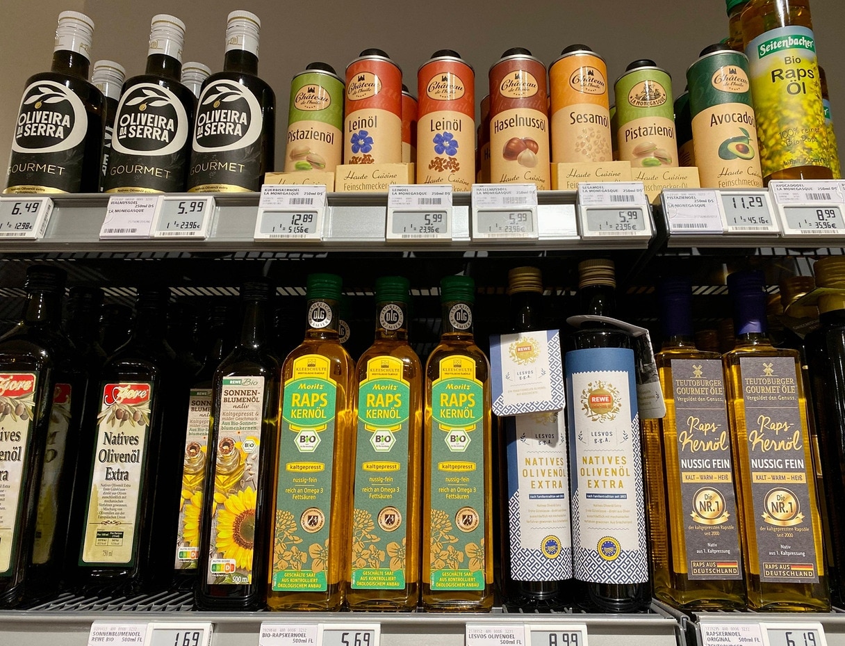 Verschiedene Öle in einem Supermarktregal
