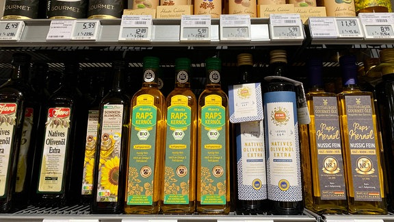 Verschiedene Öle in einem Supermarktregal