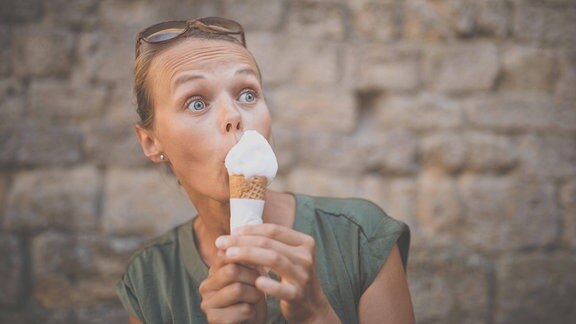 Frau isst Eis