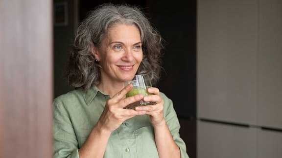 Frau mit Detox Getränk