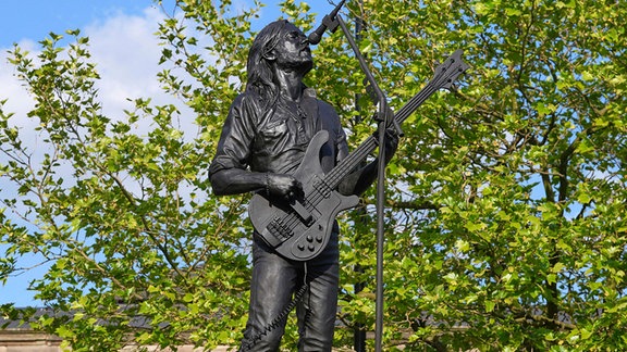 Motörhead-Fans fotografieren in Burslem eine Statue zum Gedenken an Lemmy Kilmister.