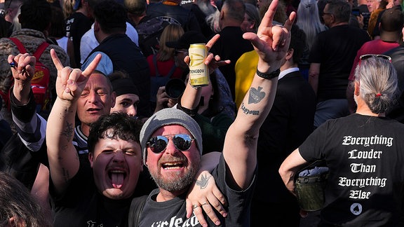 Fans von Motörhead versammeln sich in Burslem zum Gedenken an Lemmy Kilmister.
