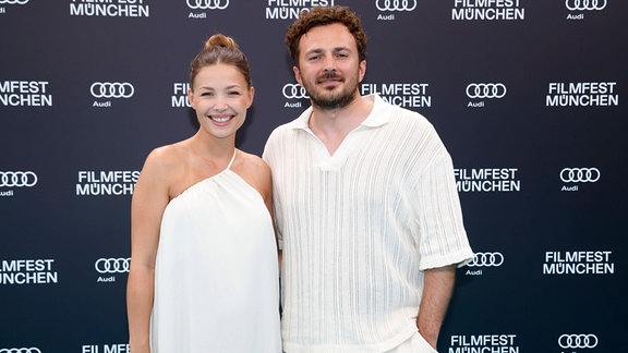 Lena Meckel und David Helmut bei der Festivaleröffnung mit der Premiere des Kinofilms Zwei zu eins auf dem 41. Filmfest München 2024