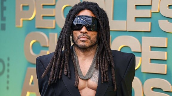  Lenny Kravitz trägt einen Balenciaga blazer, Chrome Hearts Schmuck und eine Rick Owens Sonnenbrille