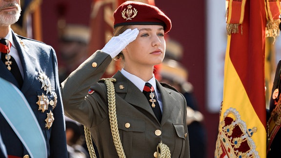 Prinzession Leonor güßt militärisch in Uniform.
