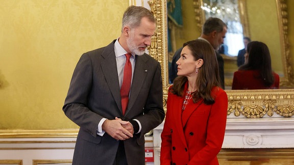 Der spanische König Felipe VI (links) spricht mit Königin Letizia (rechts). 
