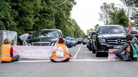 Straßenblockade der letzten Generation. Am 16.05. Blockierten Aktivisten der Gruppe Aufstand der letzten Generation eine Autobahnausfahrt der Autobahn 95 in Fürstenried west München, klebten sich dabei unteranderem mit Sekundenkleber auf der Straße fest und forderten den stop des Fossilen Wahnsinns.