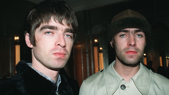 Die Brüder Liam Gallagher (r) und Noel Gallagher von der britischen Band Oasis.  
