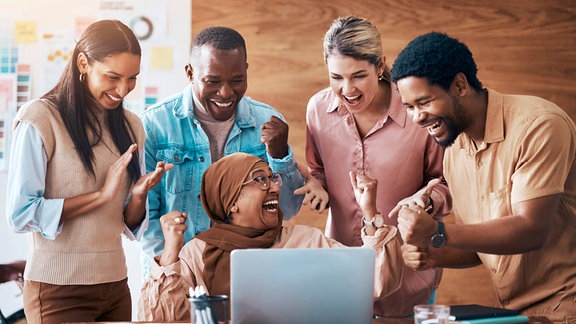 Ein inszeniertes Foto zum Thema Diversität zeigt junge Erwachsene in Bürosituationen.