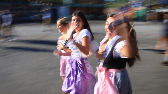Oktoberfestbesucherinnen stürmen auf die Festwiese.