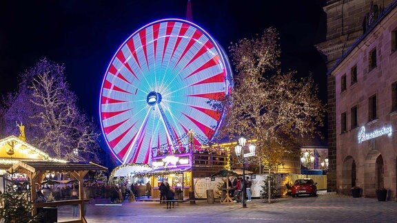 Riesenrad auf einem Weihnachtsmarkt