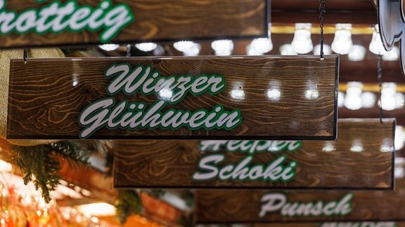 Ein Schild an einem Glühweinstand bewirbt "Winzerglühwein". 