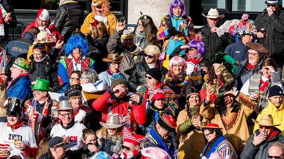 Menschen auf einem Karneval in Köln, Deutschland, am 12. Februar 2018.
