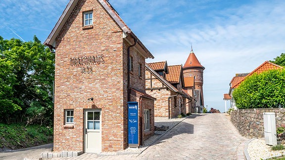 Schmales Backsteingebäude: Trafo-Haus in Bad Segeberg