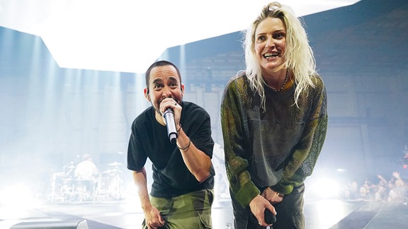Mike Shinoda (links) und Emily Armstrong von Linkin Park