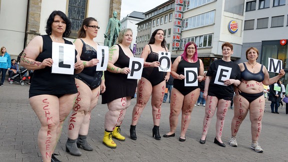 Demonstration von betroffenen Frauen für die Akzeptanz der Erkrankung 