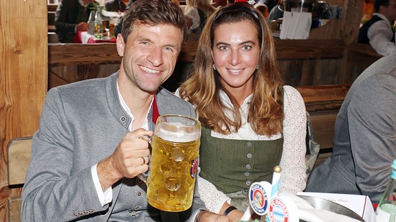 Lisa Müller, rechts neben Thomas Müller, im Bierzelt.