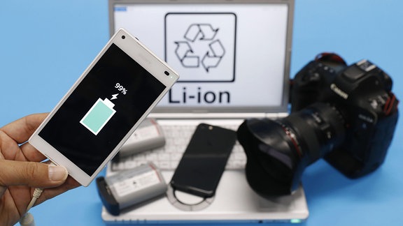 Elektronische Geräte, in denen Lithium-Ionen-Batterien verwendet werden, liegen 2019 auf einem Tisch.