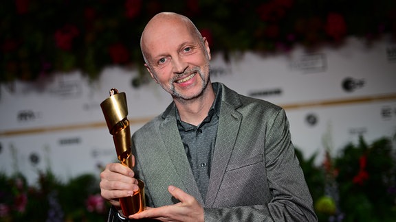 Veit Helmer, Regisseur, hält während der 75. Verleihung des Deutschen Filmpreises in Berlin im Theater am Potsdamer Platz eine Lola für die Kategorie «Bester Kinderfilm» in der Hand für seinen Film «Akiko - der fliegende Affe» in der Hand. 