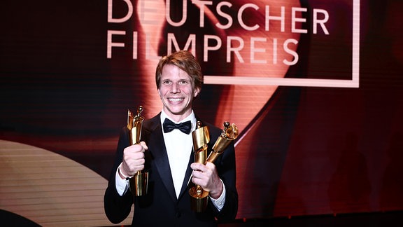 Regisseur Tim Fehlbaum hält drei der neun Lolas für den Film "September 5" während der 75. Verleihung des Deutschen Filmpreises in Berlin im Theater am Potsdamer Platz. 
