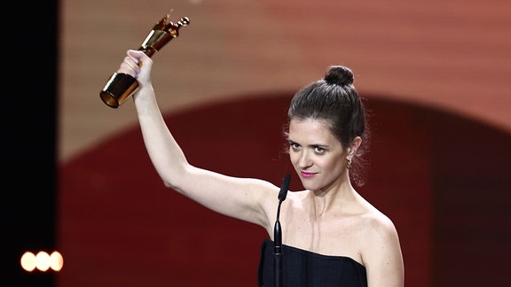 Schauspielerin Liv Lisa Fries bedankt sich für die Lola als beste Hauptdarstellerin im Film "In Liebe, Eure Hilde" während der 75. Verleihung des Deutschen Filmpreises in Berlin im Theater am Potsdamer Platz. 