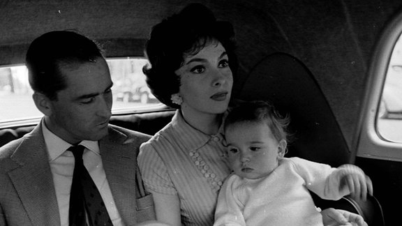 Gina Lollobrigida und Milko Skofic mit ihrem Sohn (1958) 