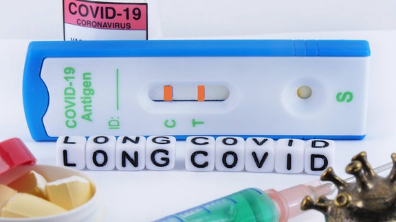 Vor einem positiven Schnelltest steht "Long Covid".
