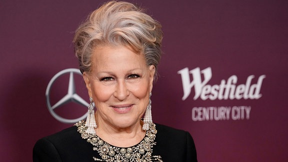 Bette Midler, Empfängerin des Distinguished Collaborator Award, posiert bei den 25. Costume Designers Guild Awards am Montag, 27. Februar 2023, in Los Angeles.