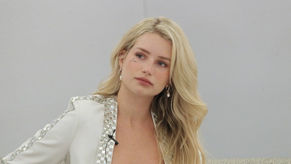 Model LOTTIE MOSS