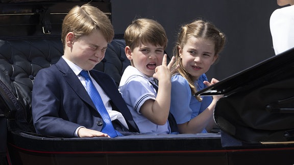 Prinz George (l-r), Prinz Louis und Prinzessin Charlotte fahren in einer Kutsche vor der Geburtstags-Parade Trooping the Colour am ersten von vier Tagen der Feierlichkeiten zum Platinjubiläum der Queen am 02.06.2022.