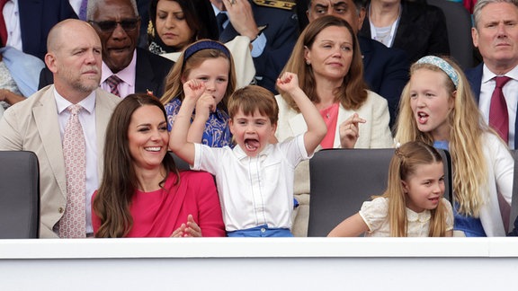 Kate (l-r), Herzogin von Cambridge, Prinz Louis und Prinzessin Charlotte nehmen am vierten Tag der Feierlichkeiten zum Platinjubiläum der Queen an einem Festumzug vor dem Buckingham Palace teil am 05.06.2022.