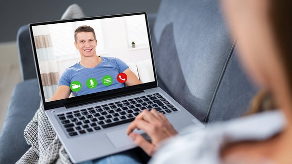 Eine Frau Video-Chattet mit Mann