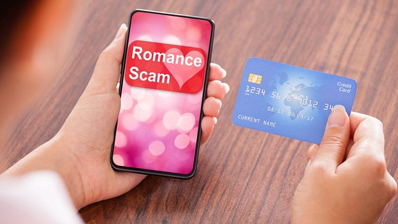 Eine Geschäftsfrau, die Zahlung auf Handy macht 