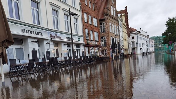 Blick auf eine überflutete Straße in der Innenstadt. 