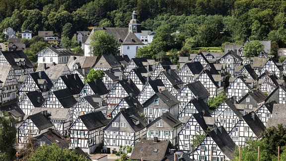 Fachwerkhäuser in Freudenberg stehen in der Altstadt nebeneinander.