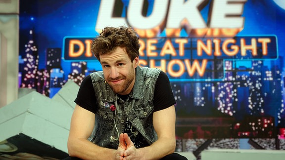 Der Komiker Luke Mockridge sitzt nach der ersten Folge von «LUKE! Die Greatnightshow» im Studio.