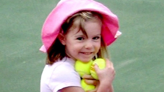 Madeleine McCann hält Tennisbälle in der Hand